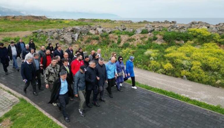 Bakan Karaismailoğlu, vatandaşlarla Trabzon sahilinde yürüdü