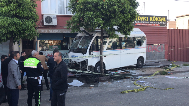 Dolmuş durakta bekleyenlere çarptı: 1 kişi öldü, 7 kişi yaralandı