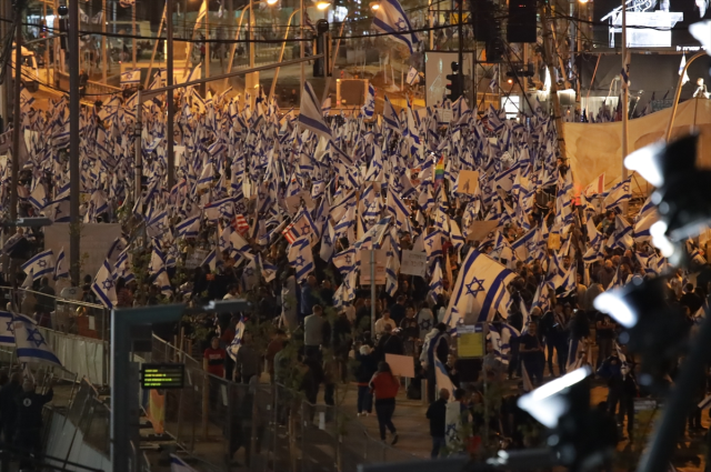 Netanyahu'nun geri adımı işe yaramıyor! İsrail'deki son protestoya taşınan bayraklar damga vurdu