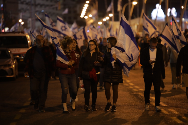 Netanyahu'nun geri adımı işe yaramıyor! İsrail'deki son protestoya taşınan bayraklar damga vurdu