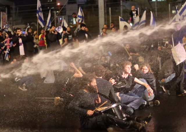 Netanyahu'nun geri adımı işe yaramıyor! İsrail'deki son protestoya taşınan bayraklar damga vurdu