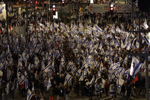 Netanyahu'nun geri adımı işe yaramıyor! İsrail'deki son protestoya taşınan bayraklar damga vurdu