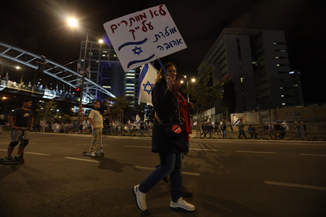 Netanyahu'nun geri adımı işe yaramıyor! İsrail'deki son protestoya taşınan bayraklar damga vurdu