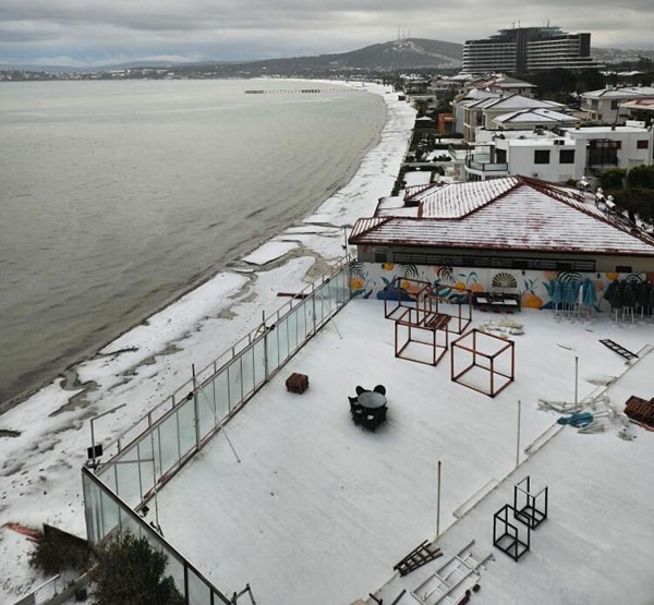 İzmir'e fındık büyüklüğünde dolu yağdı! Sokak ve caddeler beyaza büründü