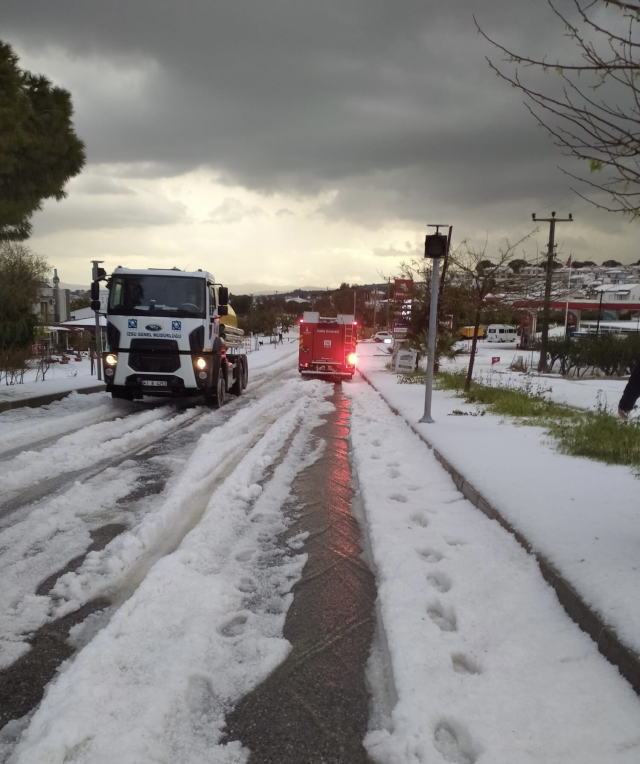 İzmir'e fındık büyüklüğünde dolu yağdı! Sokak ve caddeler beyaza büründü