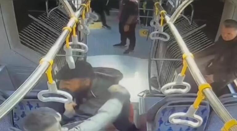 Metrobüste bıçaklı kavga