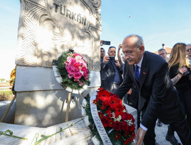 Kılıçdaroğlu, marteniçka bilekliğini Bulgaristan'da Türkan Bebek Anıtı'ndaki ağaca astı