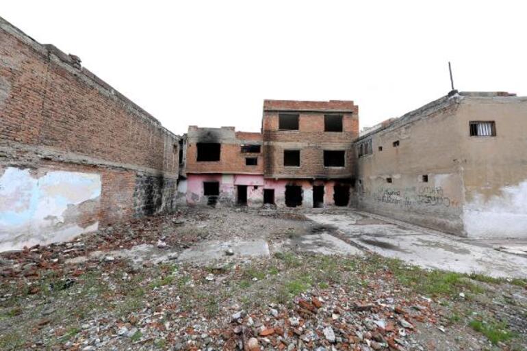 Diyarbakır’da 90 metruk yapının yıkımına başlandı