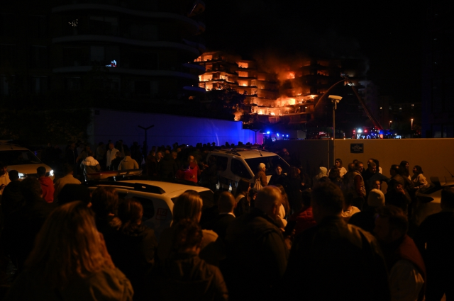 İzmir'in lüks sitesindeki yangından gelen ilk görüntüler çok vahim!