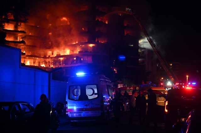 İzmir'in lüks sitesindeki yangından gelen ilk görüntüler çok vahim!