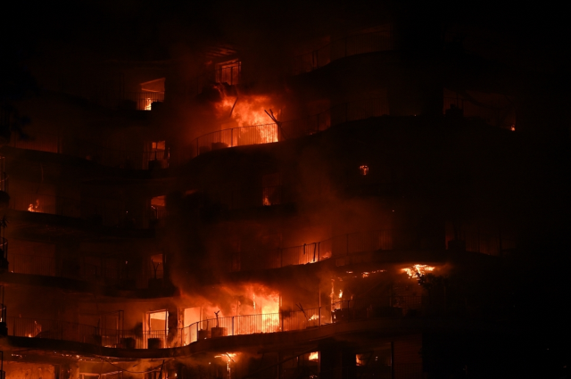 İzmir'in lüks sitesindeki yangından gelen ilk görüntüler çok vahim!