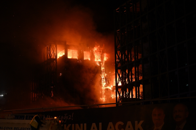 İzmir'in lüks sitesindeki yangından gelen ilk görüntüler çok vahim!