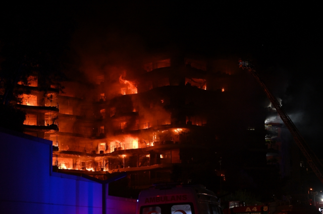 İzmir'in lüks sitesindeki yangından gelen ilk görüntüler çok vahim!