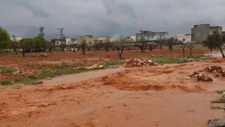 Şanlıurfa'da sağanak; 4 ilçede cadde ve sokaklar suyla doldu