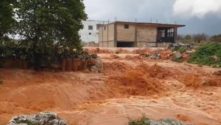 Şanlıurfa'da sağanak; 4 ilçede cadde ve sokaklar suyla doldu