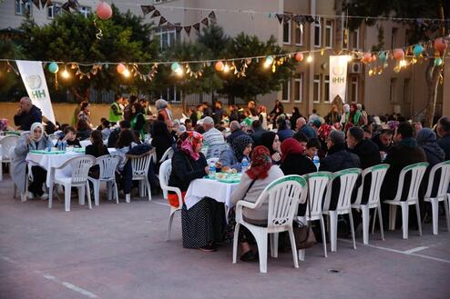 İHH'dan deprem bölgelerinde 1 milyon 220 bin kişiye iftarlık ve sahurluk ikramı