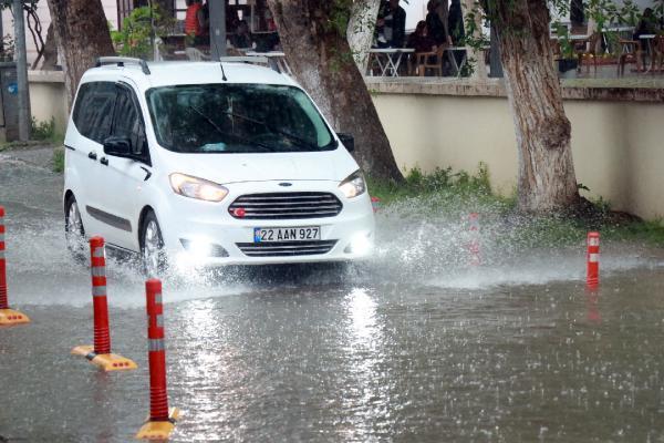 Edirne'de 30 dakika süren sağanak, vatandaşları zorladı