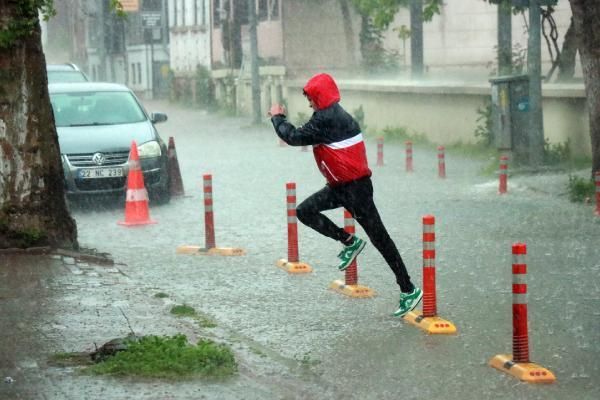 Edirne'de 30 dakika süren sağanak, vatandaşları zorladı