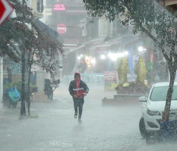 Edirne'de 30 dakika süren sağanak, vatandaşları zorladı