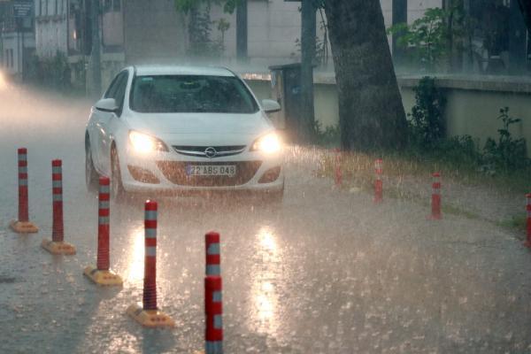 Edirne'de 30 dakika süren sağanak, vatandaşları zorladı