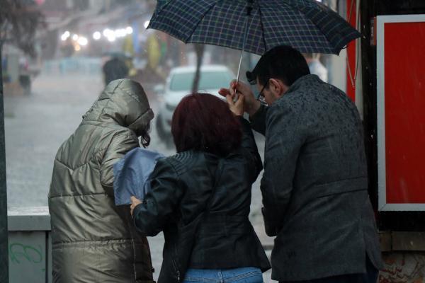 Edirne'de 30 dakika süren sağanak, vatandaşları zorladı