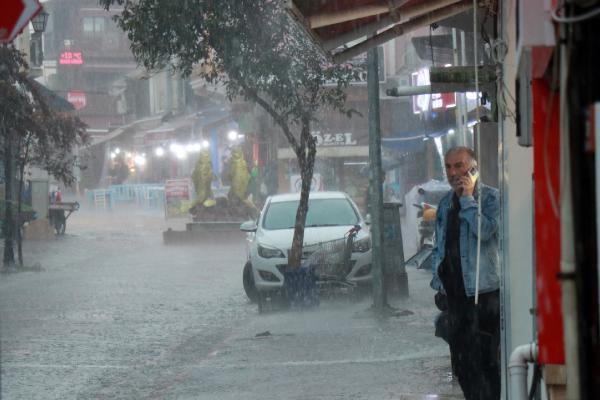 Edirne'de 30 dakika süren sağanak, vatandaşları zorladı