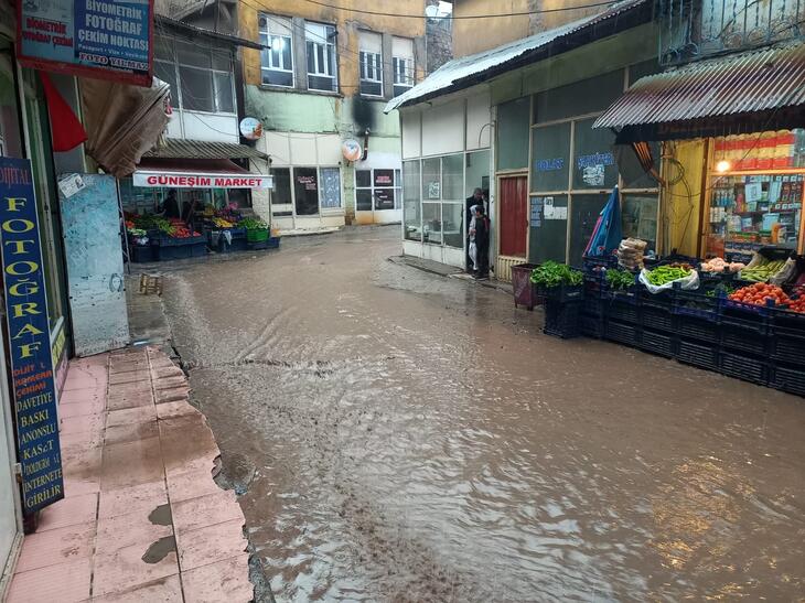 Maden'de sağanak; iş yerlerini su bastı