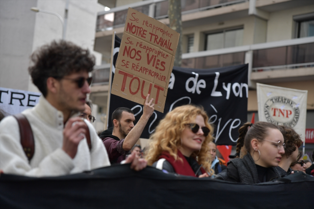 Fransa'da kriz derinleşiyor! Hükümetle sendikaların emeklilik reformu görüşmesinden sonuç çıkmadı