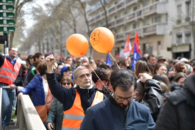Fransa'da kriz derinleşiyor! Hükümetle sendikaların emeklilik reformu görüşmesinden sonuç çıkmadı
