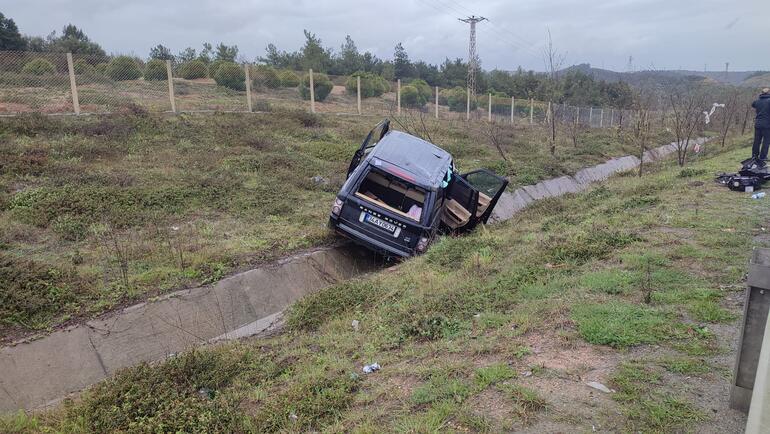 Arnavutköy'de bariyerlere çarpan cip yol kenarına uçtu