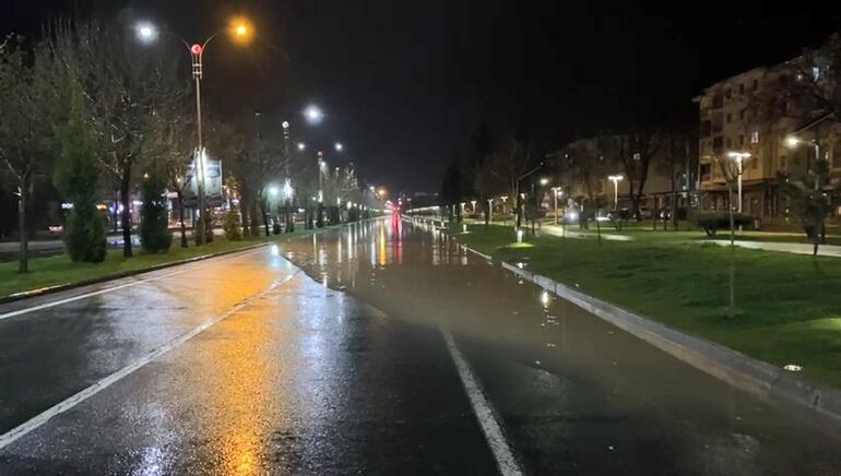 Elazığ'da sağanak; cadde ve sokaklar suyla doldu