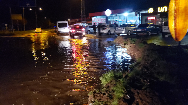 4.6'lık depremle sarsılan Elazığ'da sağanak! Bingöl kara yolunda ulaşım tek şeritten sağlandı