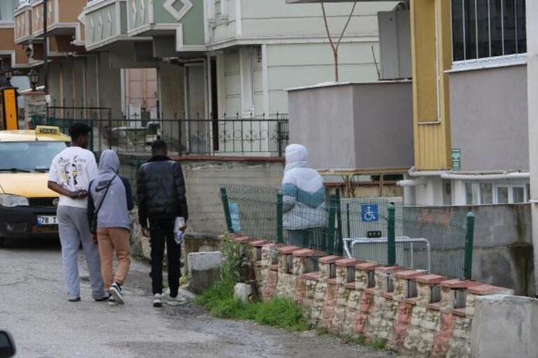 Gabonlu kızın, çıplak ayak sokakta koşarken son görüntüleri ortaya çıktı