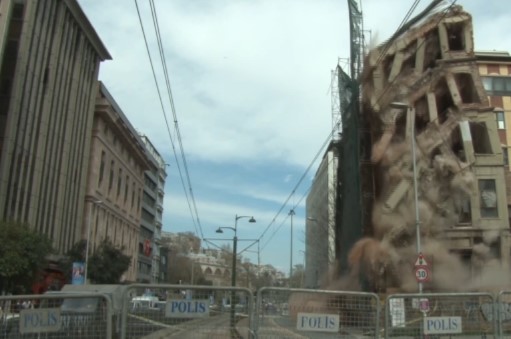 Beyoğlu'nda ekipleri teyakkuza geçiren 5 katlı metruk bina tamamen çöktü! Anbean kamerada