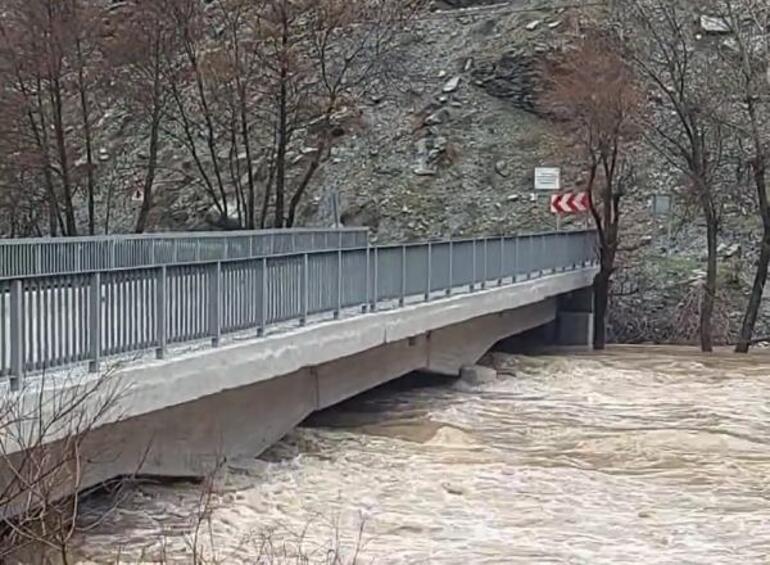 Munzur Çayı 3 noktada taştı; kara yolu ulaşıma kapatıldı