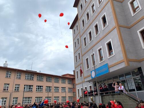 Rize'de kırmızı balonlar otizm farkındalığı için havalandı