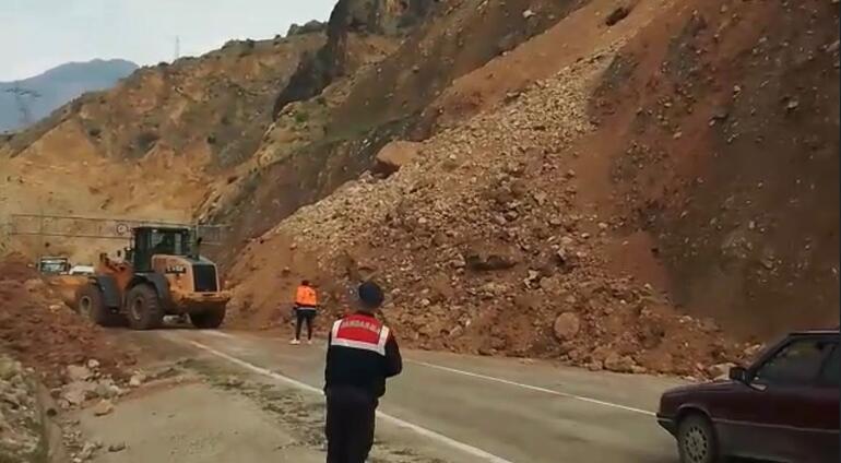 Artvin- Ardanuç kara yolunda heyelan