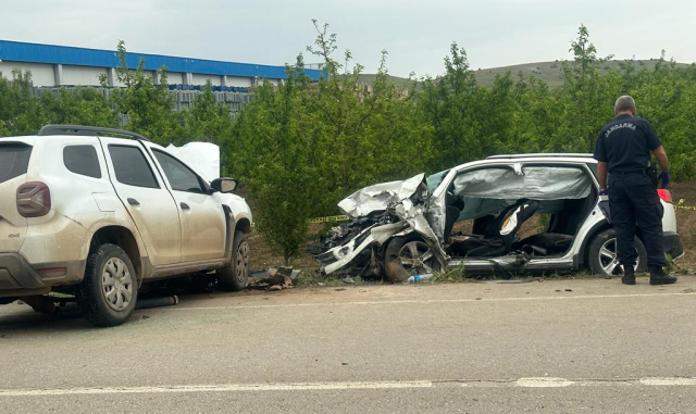 İki cip kafa kafaya çarpıştı; 1 ölü, 4 yaralı