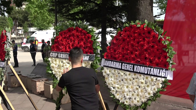 Şehit cenazesine gönderilen Kılıçdaroğlu ve Akşener çelenkleri tepkilere neden oldu! Biri kaldırıldı diğeri parçalandı