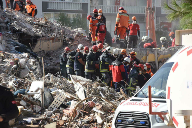 İzmir depreminde 30 kişiye mezar olan Emrah Apartmanı davasında karar çıktı! 2 sanığa iyi hal indirimiyle 14 yıl 5 ay hapis cezası