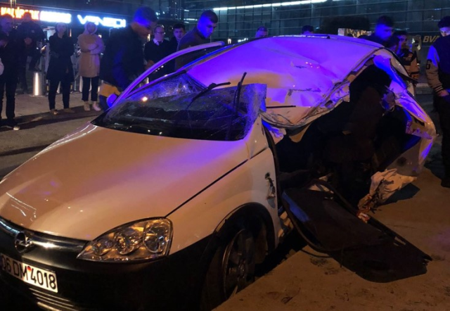 İstanbul'da yola fırlayan sürücü kendi kullandığı aracın altında kalarak can verdi! Kameralr anbean kaydetti