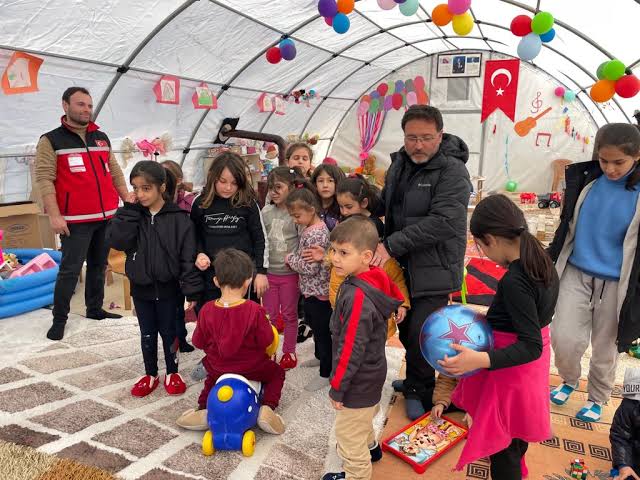 Vali Gökmen Çiçek, Adıyaman'da çocuklarla kitap okudu