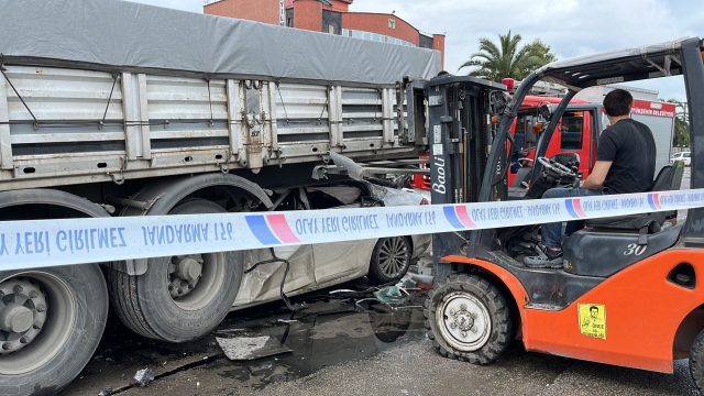 Otomobil tırın altına girdi; baba hayatını kaybetti, 8 yaşındaki kızı yaralandı