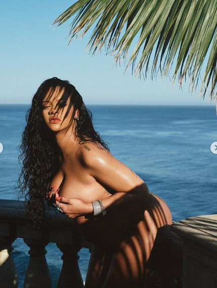 Rihanna, hamileyken çekilen üstsüz fotoğraflarını paylaştı