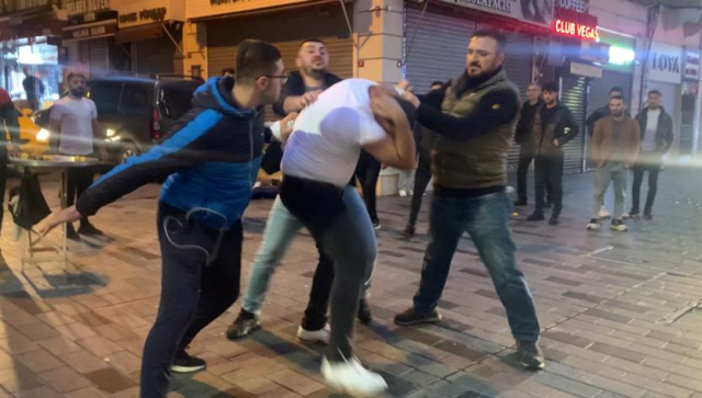 İstiklal Caddesi'nde bayıltan dayak! Yere düşürüp defalarca tekmelediler