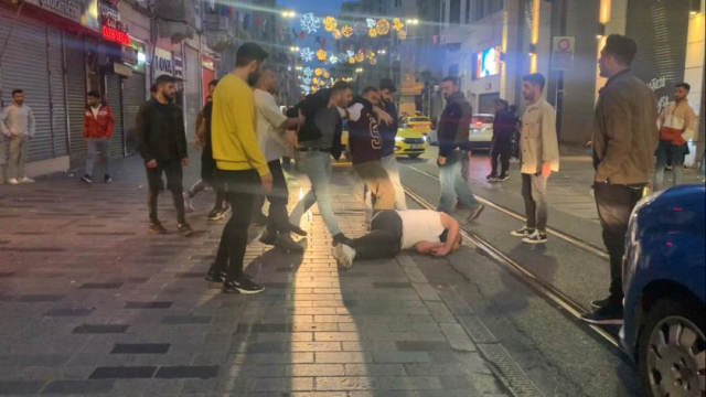 İstiklal Caddesi'nde bayıltan dayak! Yere düşürüp defalarca tekmelediler