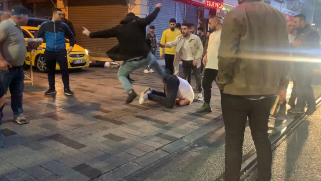 İstiklal Caddesi'nde bayıltan dayak! Yere düşürüp defalarca tekmelediler