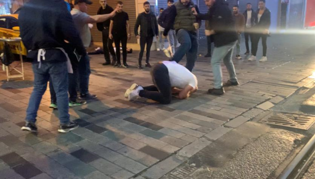 İstiklal Caddesi'nde bayıltan dayak! Yere düşürüp defalarca tekmelediler