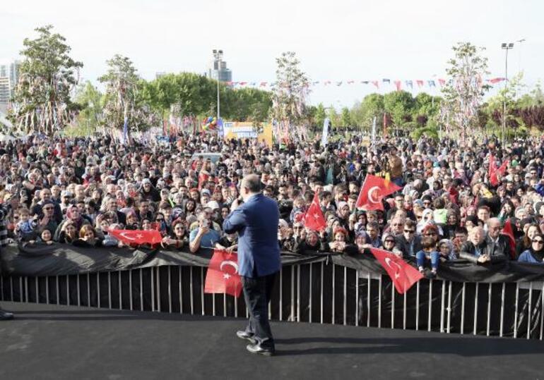 Bakan Varank, Hıdırellez ateşinin üzerinden atladı