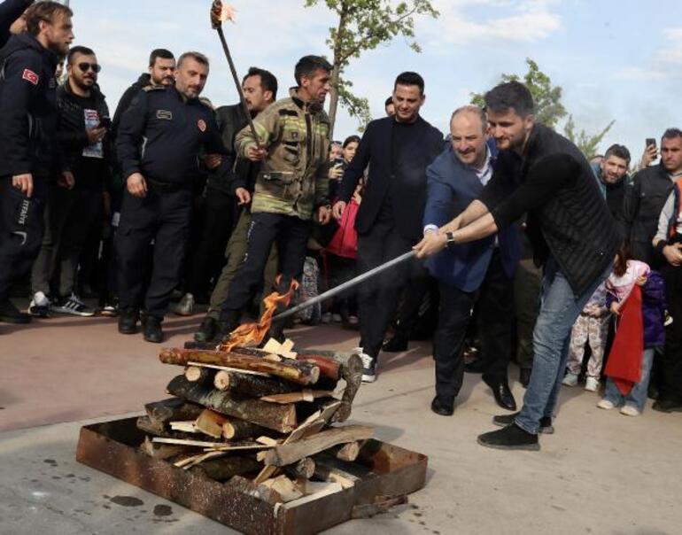 Bakan Varank, Hıdırellez ateşinin üzerinden atladı